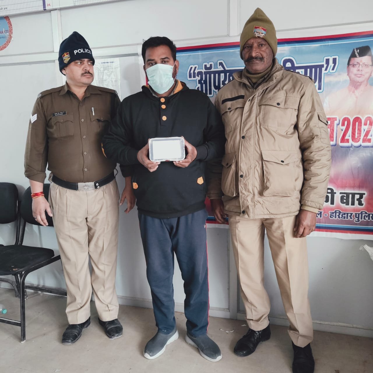 ड्रग्स फ्री देवभूमि 2025 के तहत थाना बहादराबाद पुलिस के द्वारा नशा माफियों के विरुद्ध कार्यवाही कर 120 ग्राम अवैध चरस सहित अभियुक्त को धर दबोचा ,एनडीपीएस अधि0 में अभियोग पंजीकृत विधिक कार्रवाई जारी