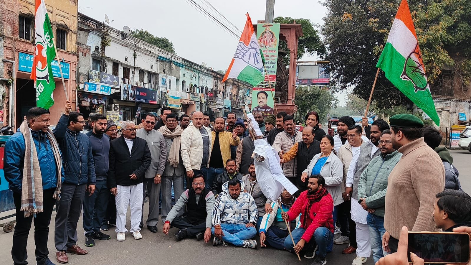 भाजपा मंडल अध्यक्ष पर नाबालिक से दुष्कर्म का आरोप,इसके विरोध में कांग्रेसियों ने प्रदर्शन किया l