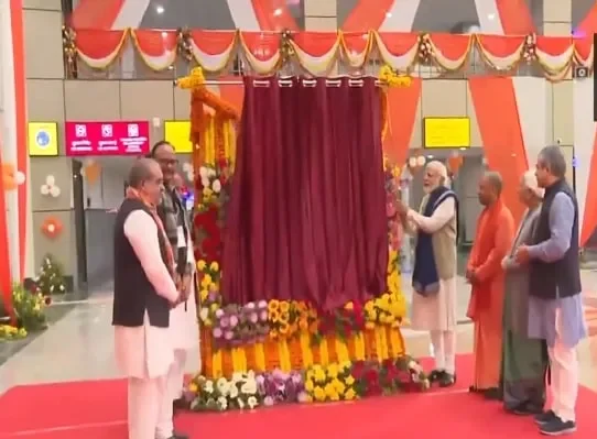 प्रधानमंत्री मोदी ने अयोध्या धाम स्टेशन का उद्घाटन किया, 6 वंदे भारत, 2 अमृत भारत ट्रेनों को हरी झंडी दिखाई