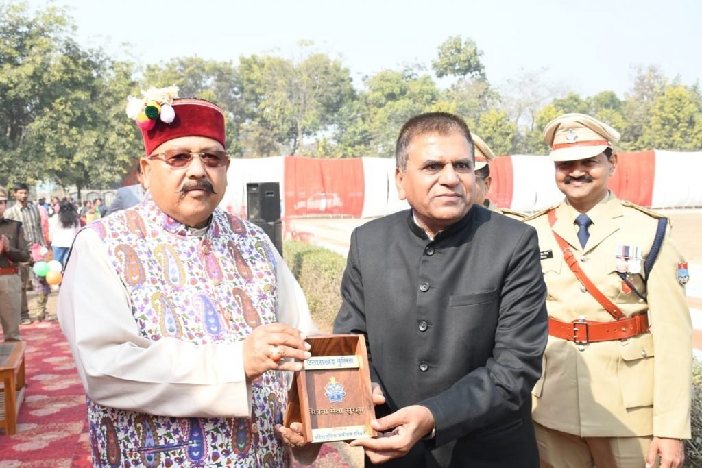 उत्तराखंड की भव्य परेड में डॉ. नरेश चौधरी को किया सम्मानित