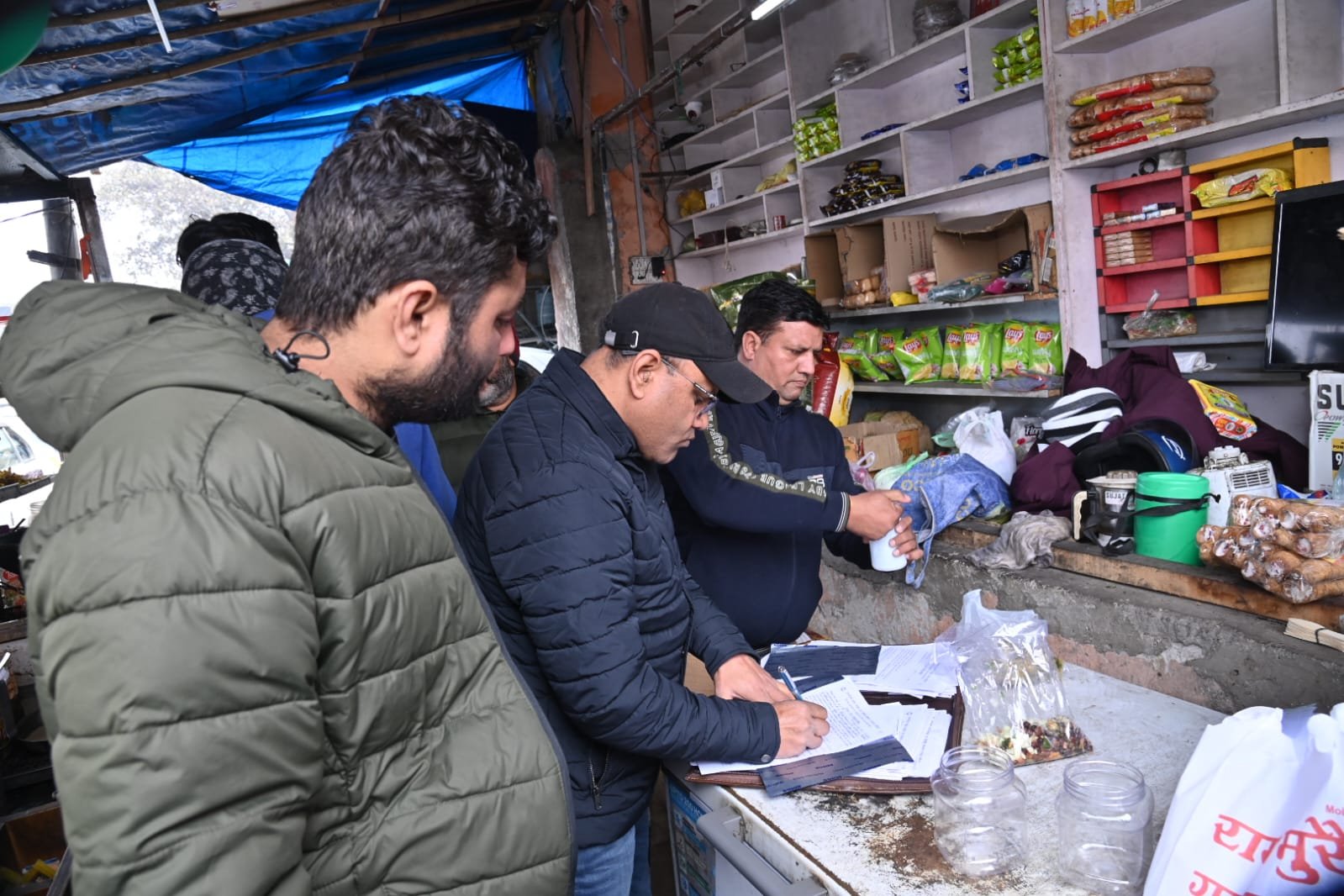 डीएम के निर्देश पर भोजनालयों व दुकानों में चलाया गया छापेमारी अभियान