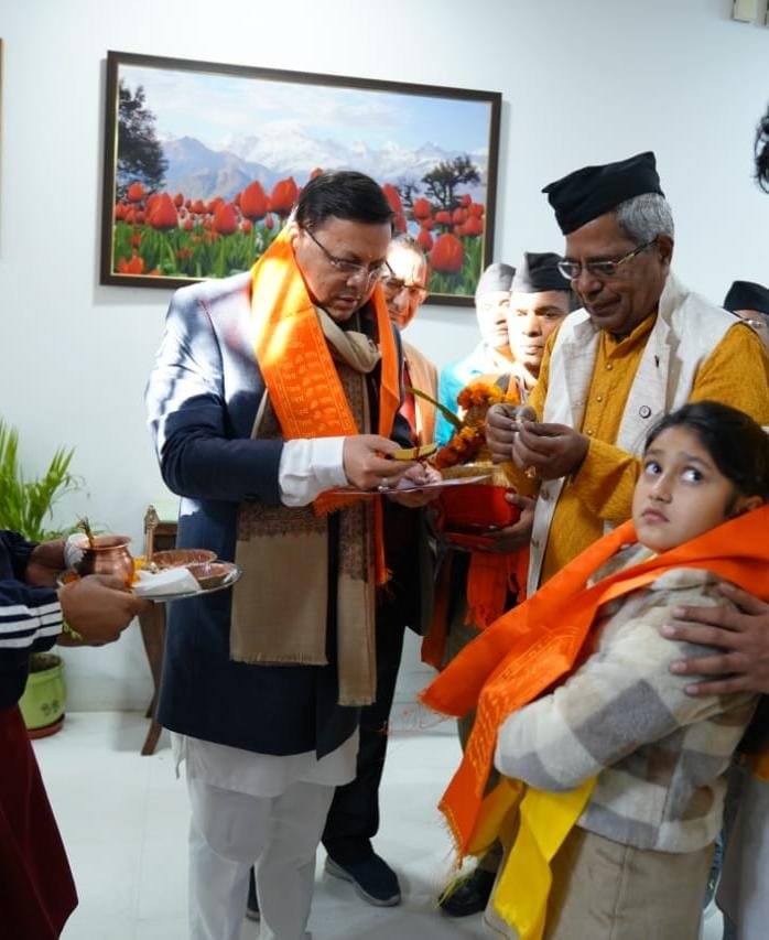 श्री राम मंदिर का चित्र एवं निमंत्रण पत्रक मुख्यमंत्री श्री पुष्कर सिंह धामी को भेंट किये गये।