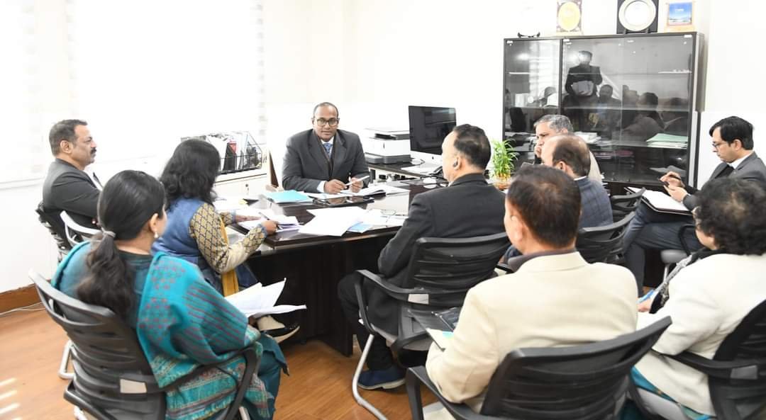 नोडल अधिकारियों के साथ निर्वाचन संबंधी तैयारियों को लेकर की बैठक