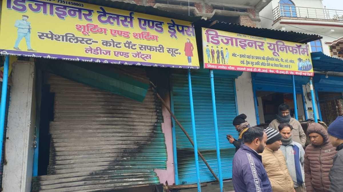 कपड़े की दुकान में लगी भीषण आग
