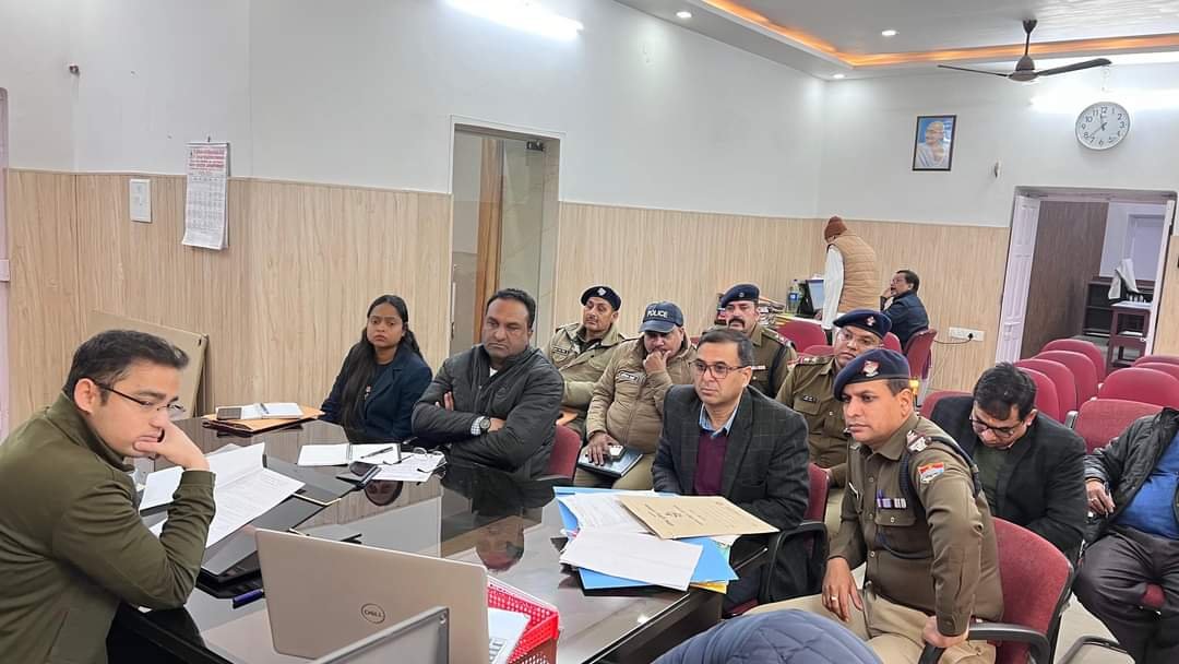 ज्वाइंट मजिस्ट्रेट दिवेश शासनी ने अधिकारियों के साथ की बैठक