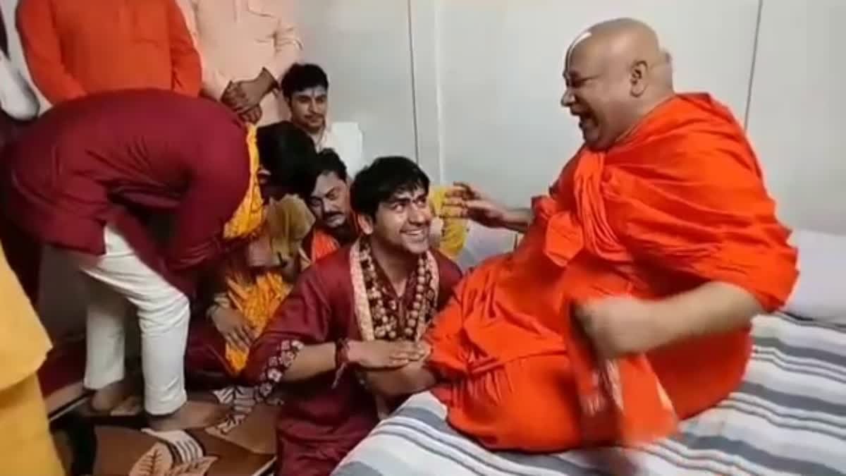  जगद्गुरु रामभद्राचार्य का हालचाल लेने अस्पताल पहुंचे धीरेंद्र शास्त्री