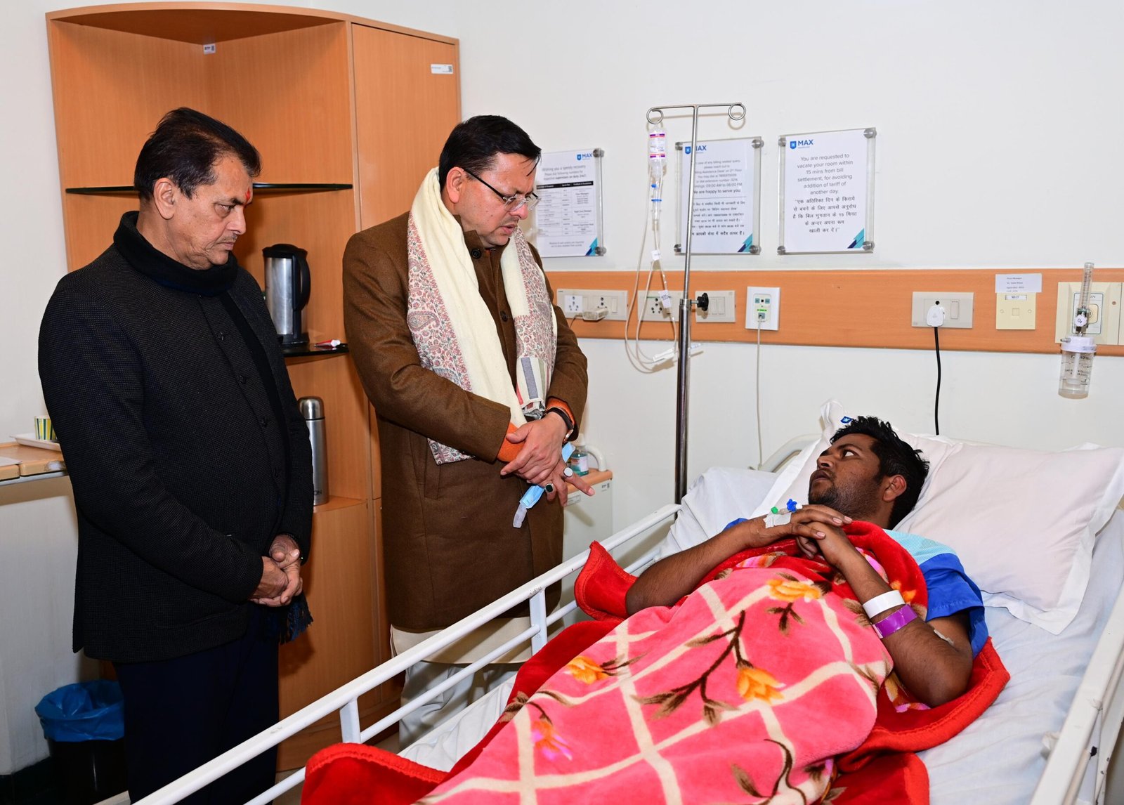 मुख्यमंत्री श्री पुष्कर सिंह धामी ने गुरुवार को मैक्स हॉस्पिटल पहुंच कर वहां उपचार हेतु भर्ती कैबिनेट मंत्री के बड़े भाई साथ ही पुलिस के सब इंस्पेक्टर का हालचाल जाना