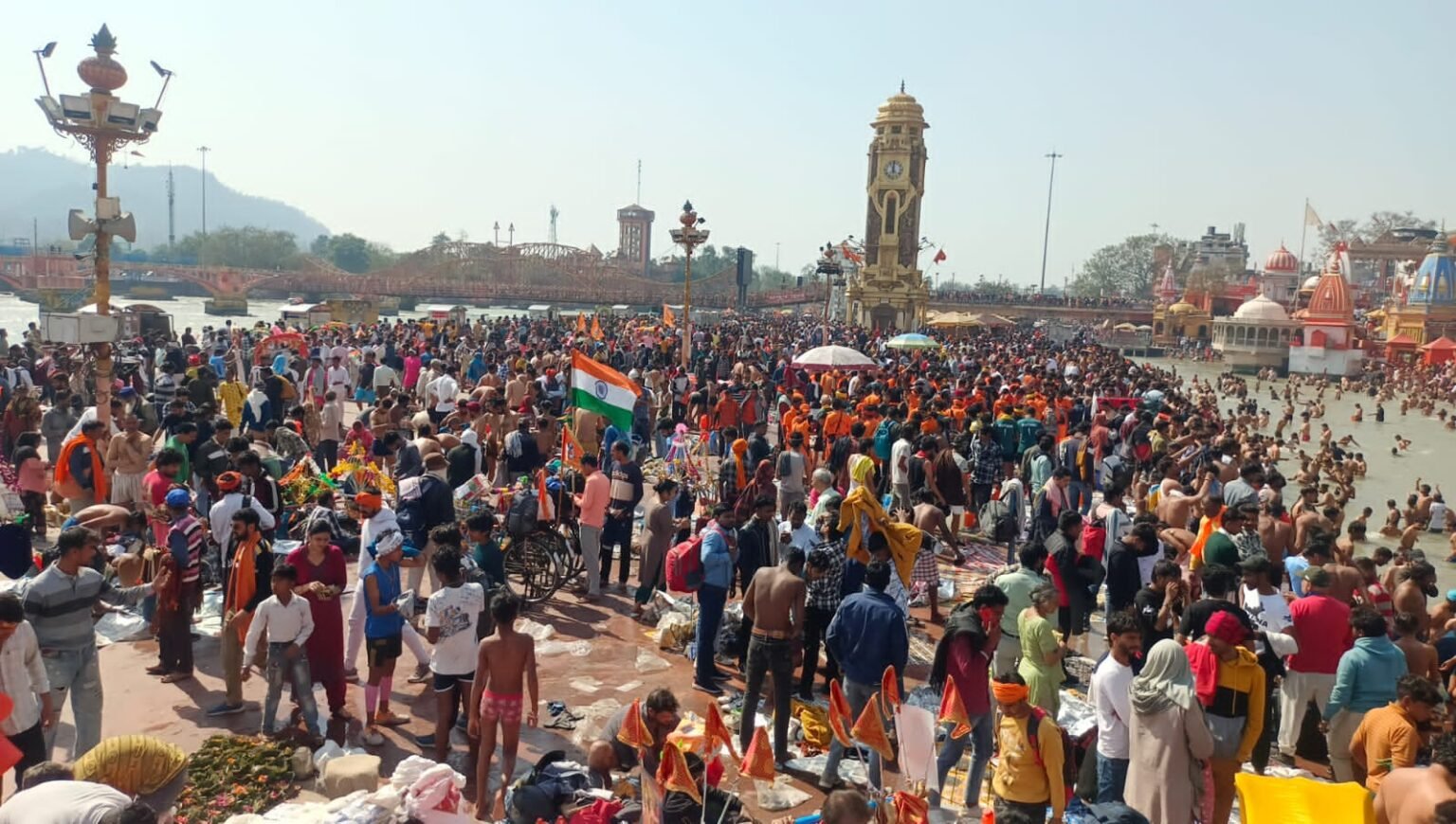 हरिद्वार की गलियों से हाईवे तक बोल बम की गूंज, गंगाघाटों से लेकर बाजारों तक कांवड़ियों की भीड़