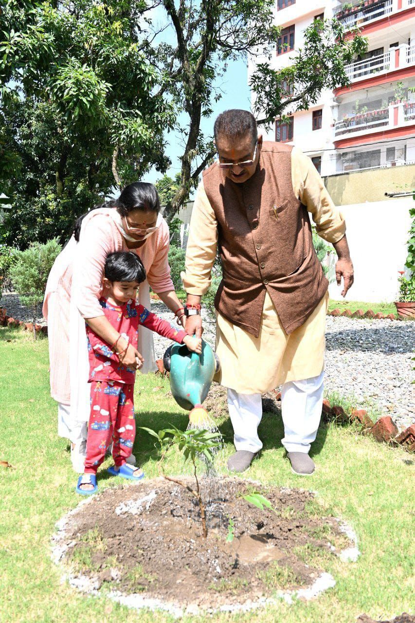 लोकपर्व हरेला पर अमर शहीदो की स्मृति में परिवार संग वृक्षारोपण करते सैनिक कल्याण मंत्री गणेश जोशी।