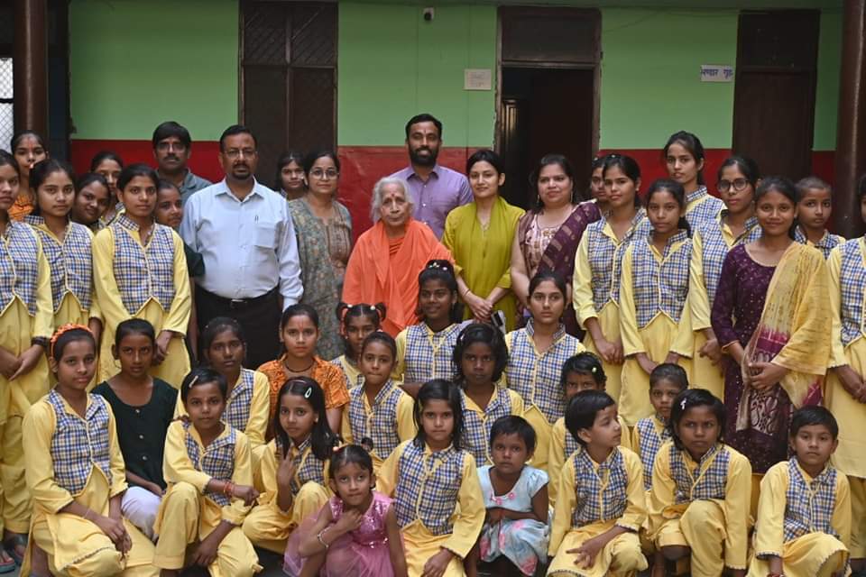 डीएम कर्मेंद्र सिंह ने बाल सुधार गृह और मातृ आंचल में बच्चों के साथ मनाई दीपावली