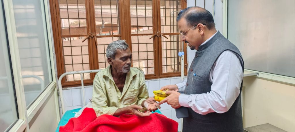 हरिद्वार राज्य स्थापना दिवस उपलक्ष में जिलाधिकारी कर्मेन्द्र सिंह ने मेला अस्पताल पहुॅचकर मरीजों को फल वितरित किए