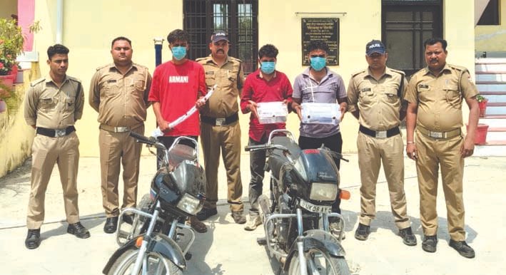 दहशत फैलाने और धाक जमाने के लिए लेकर चलते थे हथियार, तीन युवक दबोचे
