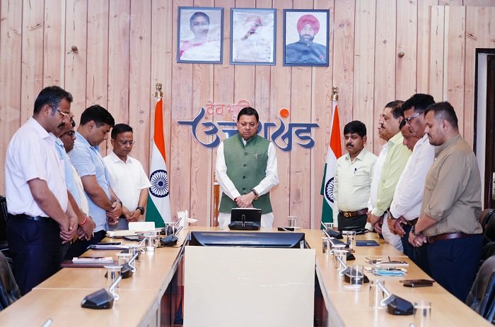 मुख्यमंत्री श्री पुष्कर सिंह धामी की अध्यक्षता में आज सीएम आवास में आयोजित प्रातःकालीन बैठक में दो मिनट का मौन