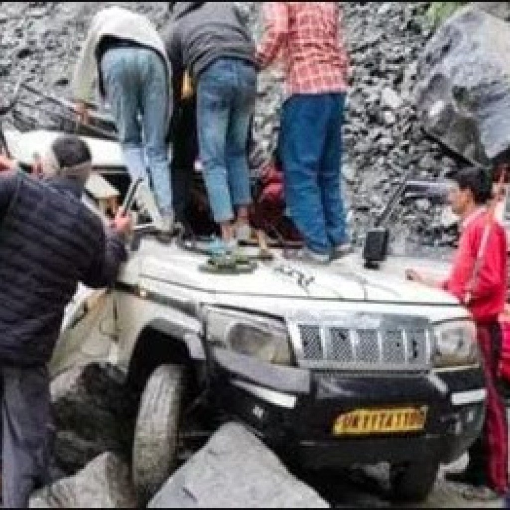 गौरीकुंड मार्ग पर बड़ा हादसा: बोल्डर गिरने से दो की मौत, कई घायल