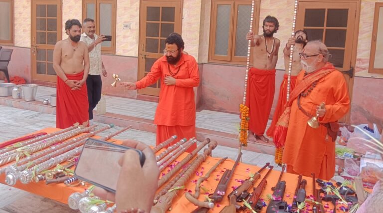 हरिद्वार: शस्त्र पूजन के साथ महानिर्वाणी अखाड़े ने दोहराई धर्म रक्षा की परंपरा