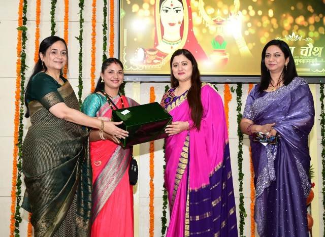 पुलिस परिवार के उत्साह व सृजनात्मकता को बढ़ावा देने हेतु पुलिस लाइन देहरादून में आज “दीपावली एवं करवा चौथ कार्यक्रम” हर्ष उल्लास के साथ आयोजित किया गया।