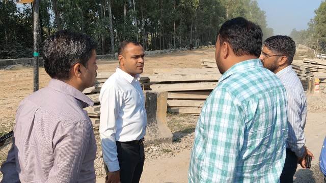 मुख्यमंत्री के निर्देश पर जिलाधिकारी का हाईवे निर्माण कार्य का निरीक्षण
