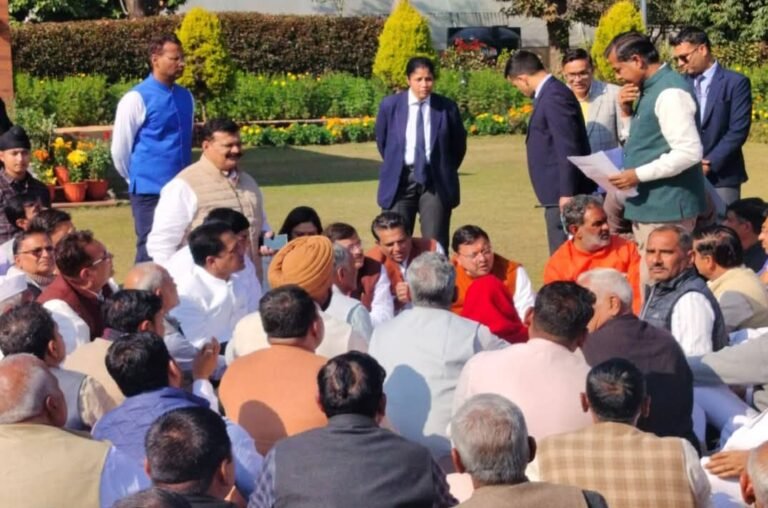 धामी किसानों संग धूप में धरती पर बैठेगन्ने का स्वाद चखा, सुनी हर समस्या