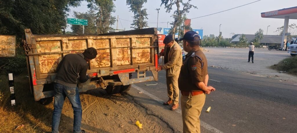 कोहरे में सड़क सुरक्षा को पुलिस ने दिया नया कवच,रुड़की यातायात पुलिस का रिफ्लेक्टर टेप अभियान शुरू