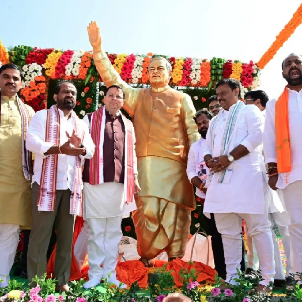 मदनपल्ली में अटल बिहारी वाजपेयी की प्रतिमा का अनावरण