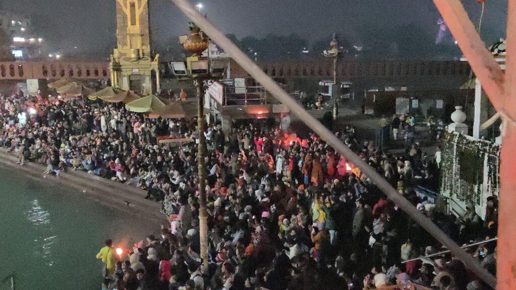 नववर्ष की पहली सुबह: हर की पैड़ी पर माँ गंगा की दिव्य आरती का अलौकिक दृश्य