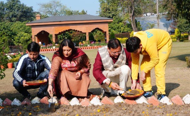 CM आवास में बिखरेगी ट्यूलिप की खुशबू, सीएम धामी ने सपरिवार रोपे बल्ब