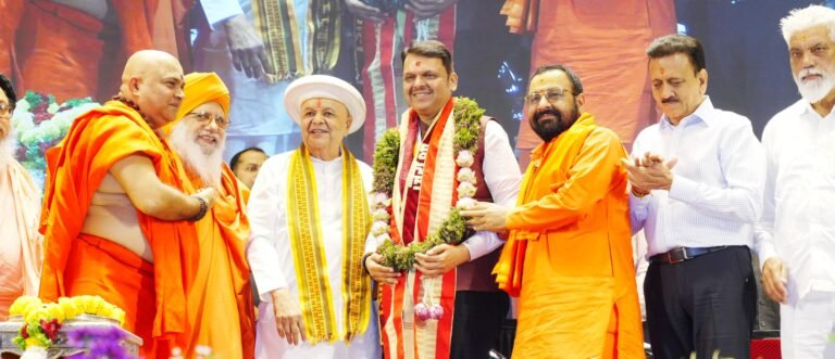 नासिक कुंभ को दिव्य और भव्य बनाने के लिए संत समाज ने दिया मुख्यमंत्री को आशीर्वाद